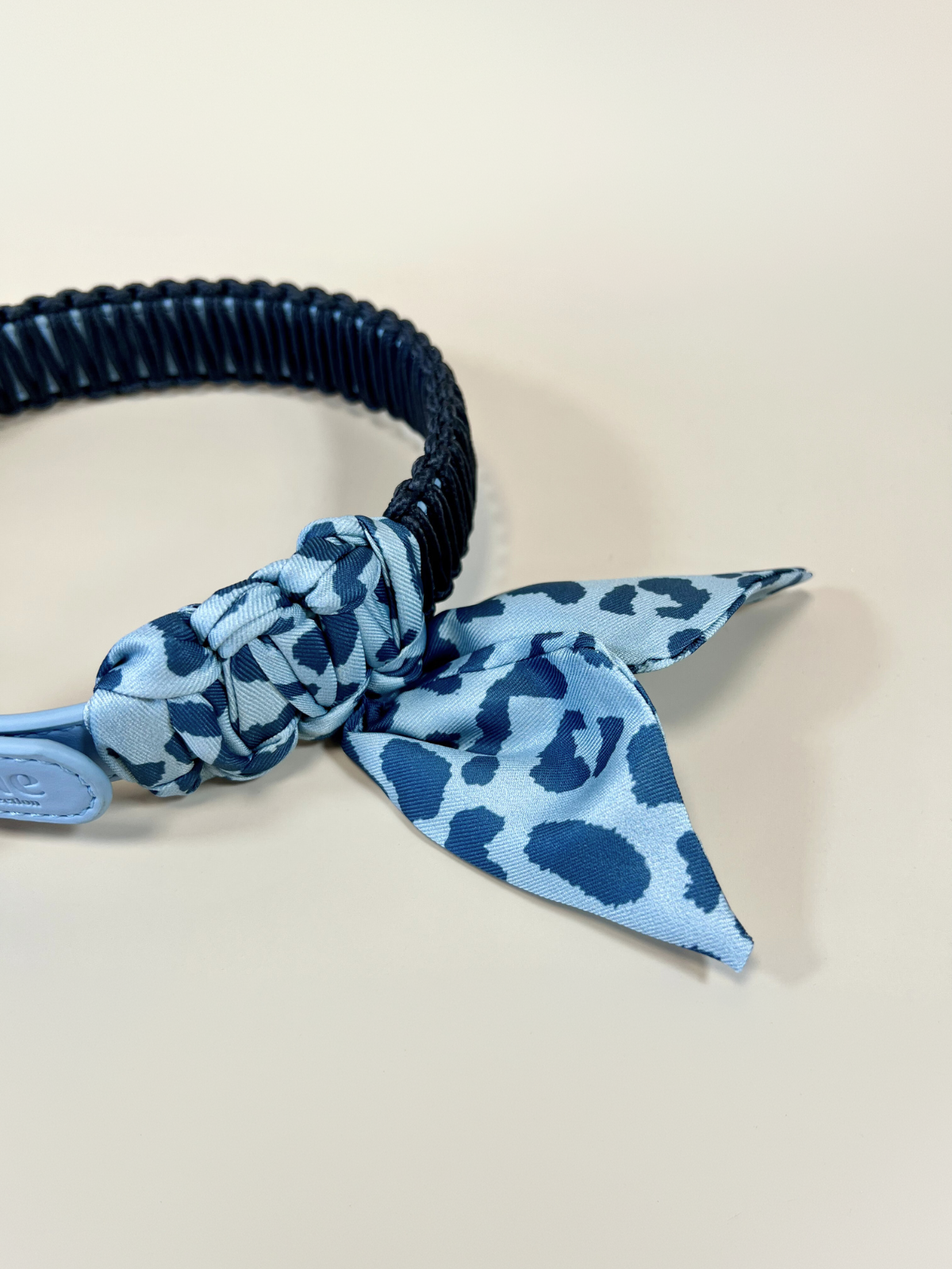 Blue Pup Kutyanyakörv fonott kendővel
